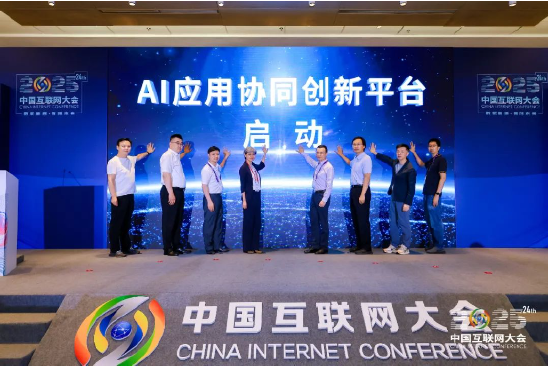 ▲每日互动董事长方毅（左三）与行业代表共同启动AI应用协同创新平台